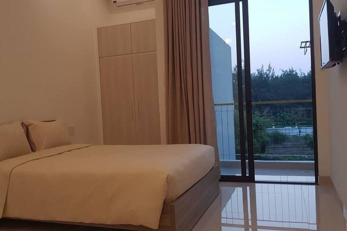Premium bedding, desk, WiFi (free), individually decorated