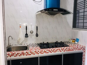 Refrigerador, parrilla de estufa y tetera eléctrica 