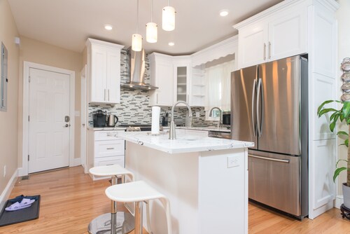 Super mukavuus 2BR Condo W / Yksityinen pysäköinti Newtonissa