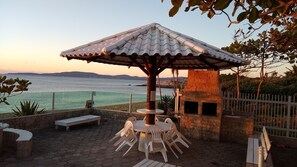 Outdoor dining - APT0. TOP! FACING THE SEA.  FOOT IN THE SAND.  ILHOTA BEACH, ITAPEMA/SC. (ITAPEMA)
