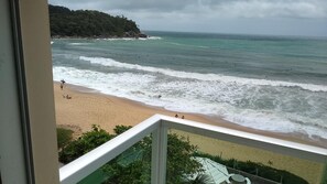 On the beach - APT0. TOP! FACING THE SEA.  FOOT IN THE SAND.  ILHOTA BEACH, ITAPEMA/SC. (ITAPEMA)