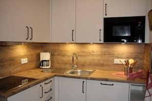 Réfrigérateur, micro-ondes, plaque de cuisson, lave-vaisselle