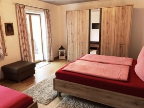 1 bedroom, Internet, bed sheets - Apartment Herzklopfen 105qm, 2 bedrooms, living room, 2 bathrooms, sep WC, balcony, WLAN (Ruhpolding)