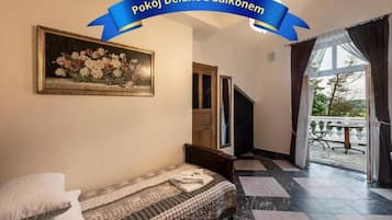 Chambre Double Deluxe, balcon, vue cour intérieure | Coffres-forts dans les chambres, bureau