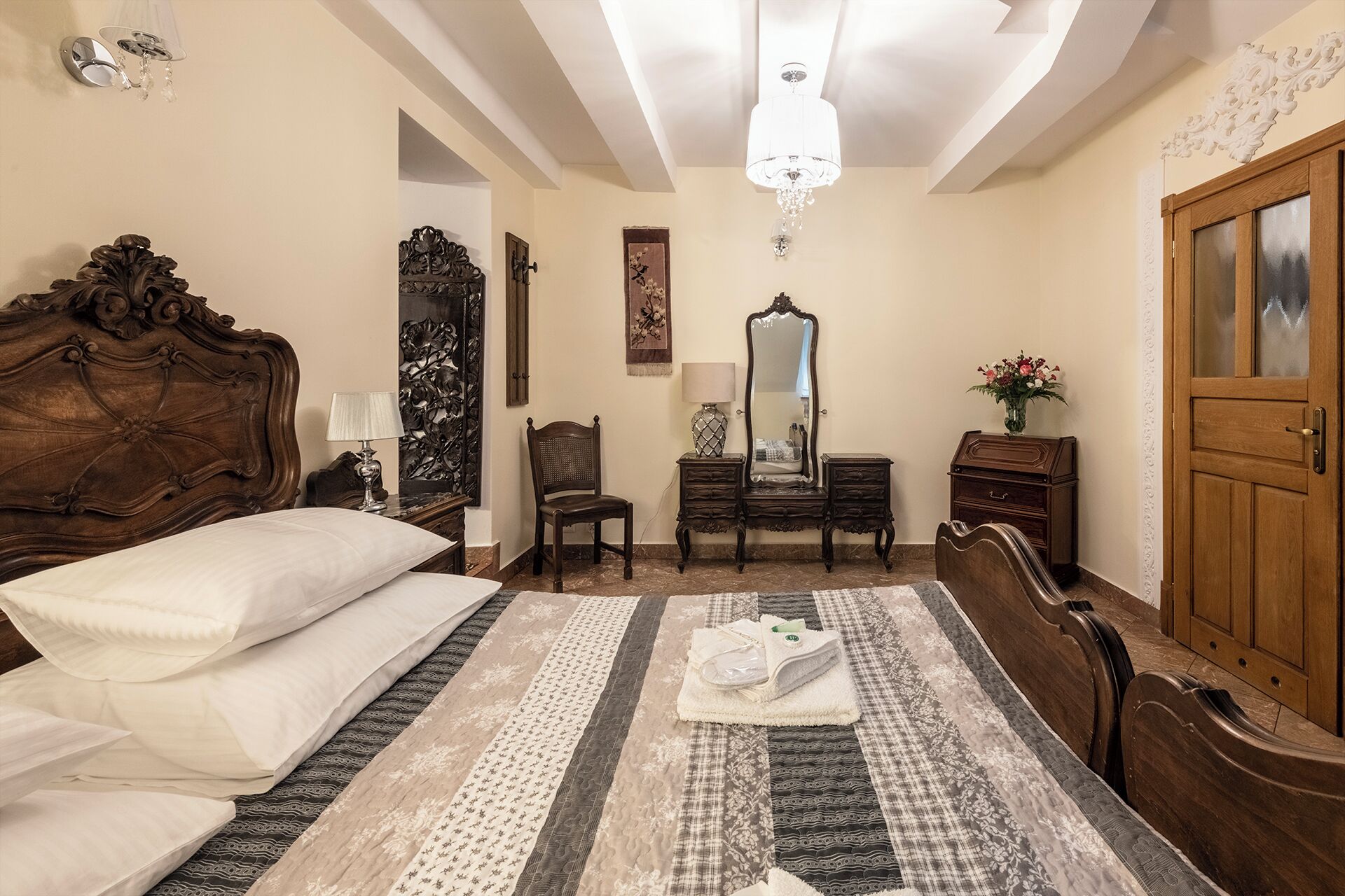 Habitación cuádruple Deluxe | Caja de seguridad en la habitación y escritorio 