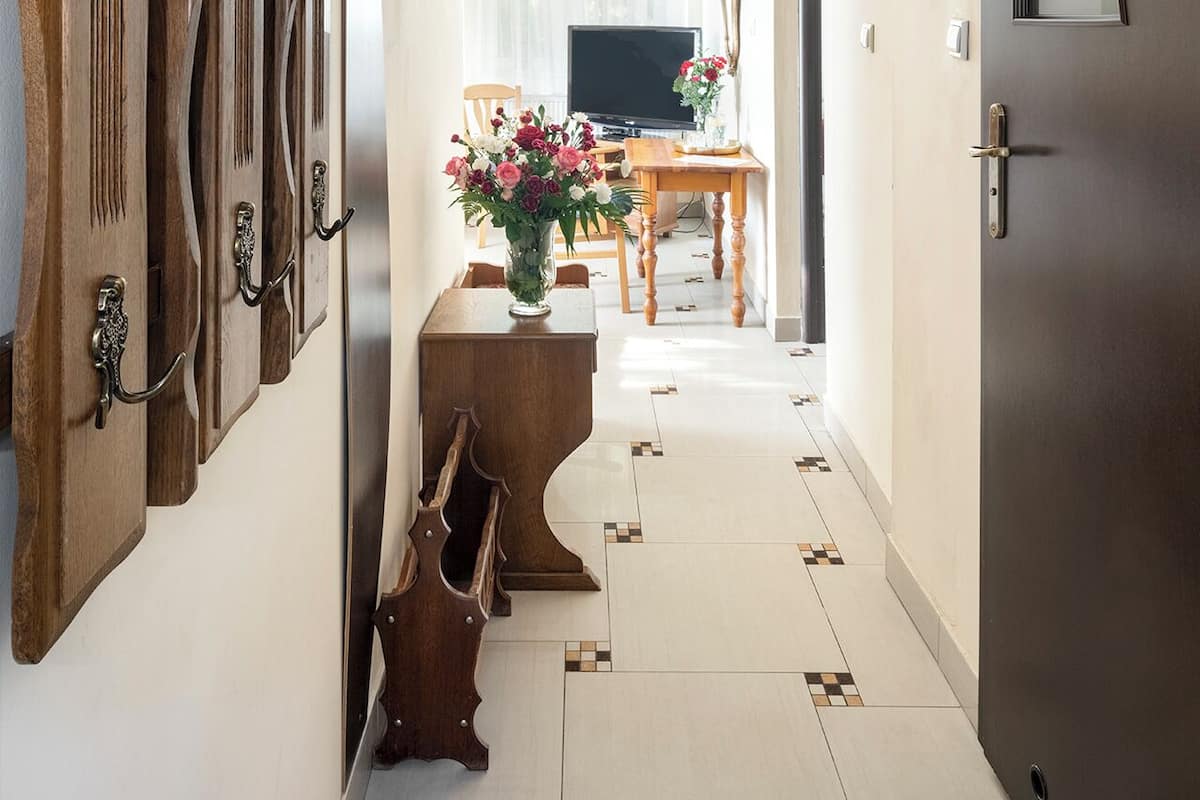 Caja de seguridad en la habitación y escritorio