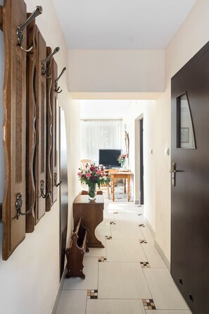 房內夾萬、書桌、手提電腦工��作空間、熨斗/熨衫板