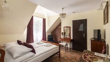 Caja de seguridad en la habitación y espacio para trabajar con laptop