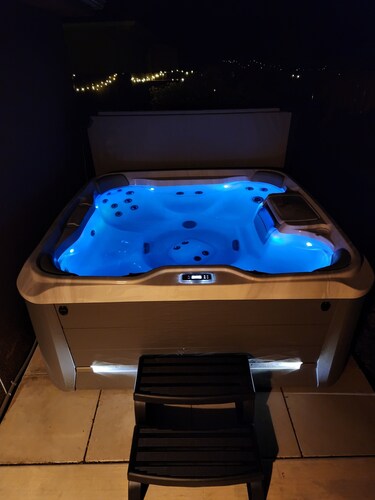 Walk to Downtown! Private Hot Tub, Fireplace, Indoor Pool