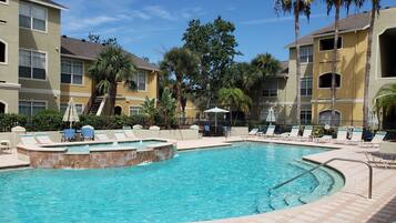 Piscina a l'aire lliure i piscina climatitzada