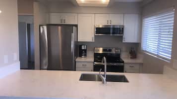 Kjøleskap, mikrobølgeovn, ovn og kokeplater