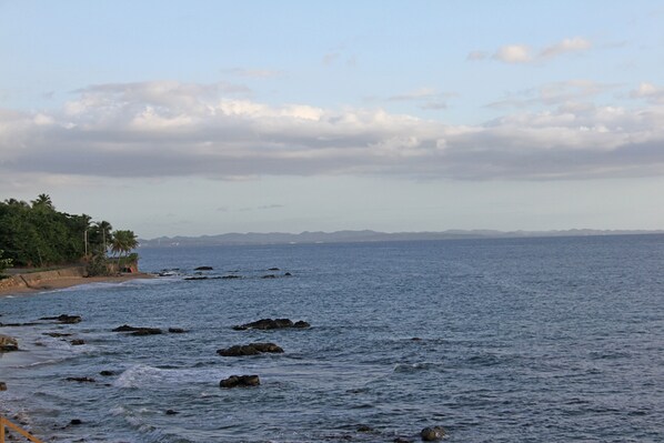 Plage à proximité, chaises longues, serviettes de plage