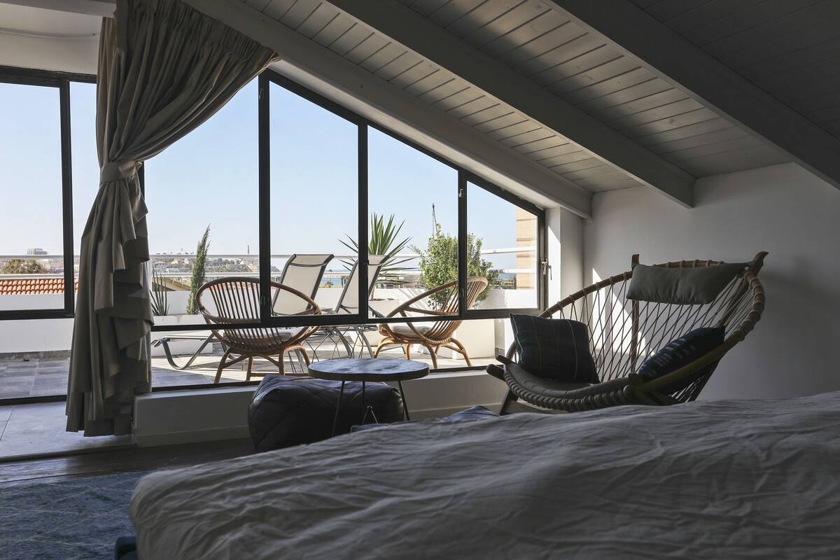 Superior Suite, 1 King Bed, Non Smoking | Living area