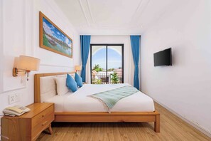 Minibaari, yksilöllisesti kalustettu, työpöytä, pimennysverhot