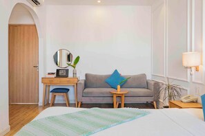 Frigobar, individualmente mobiliados, escrivaninha, cortinas blackout