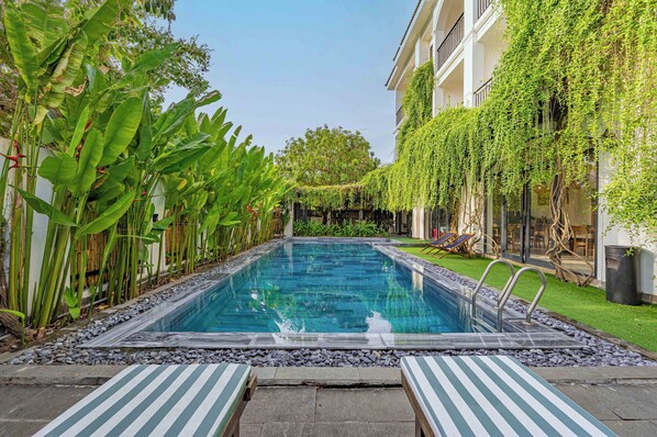 Ulkouima-allas avoinna 6.00–22.00, aurinkovarjoja, aurinkotuoleja