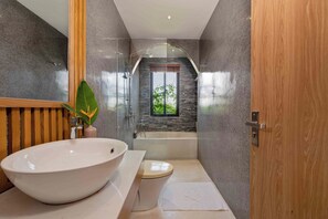 Separate bathtub and shower, rainfall showerhead, hair dryer, slippers - Lime Villa Hoi An (Da Nang)