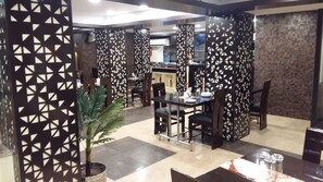 حيث تُقدم وجبات الإفطار، الغداء، العشاء، الأطباق العالمية