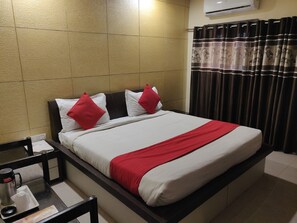 1 habitación y tabla de planchar con plancha