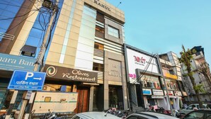 A hotel named Hotel Rahul with a sign for an Olives Restaurant. - Hotel Rahul (Jabalpur)