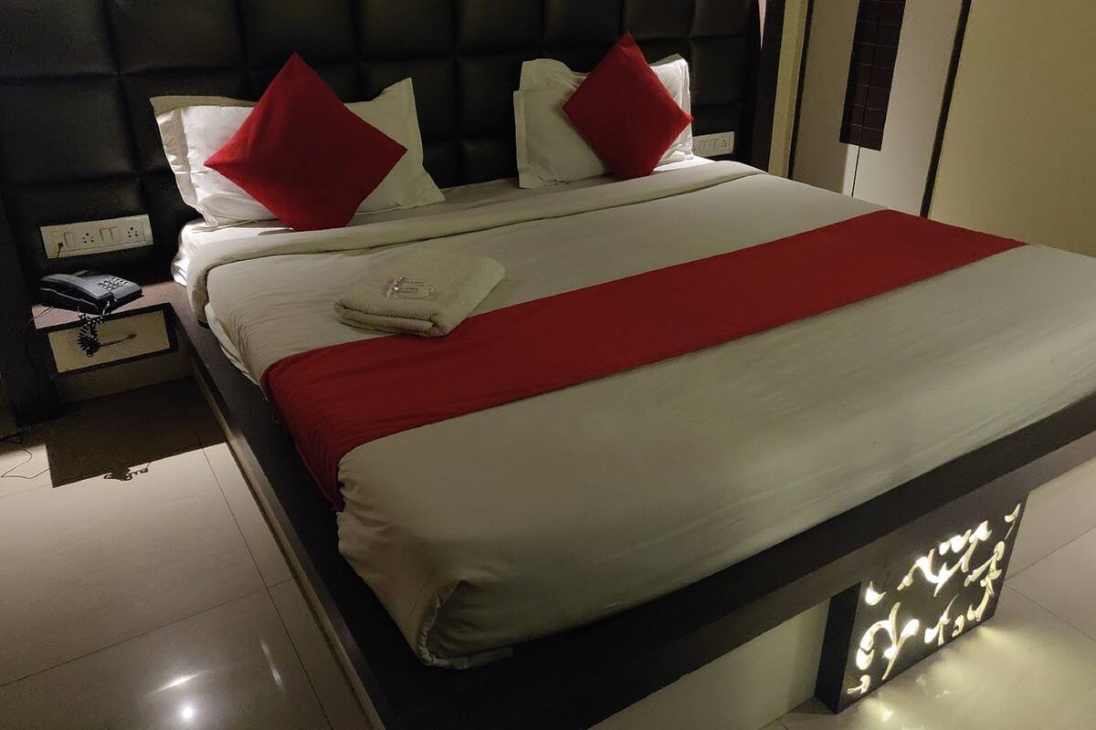 Deluxe Room, 1 Double Bed | 1 bedroom, iron/ironing board (on request), rollaway beds (surcharge)