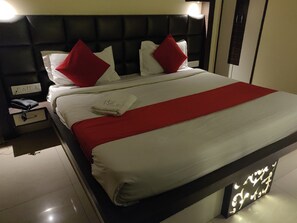 Deluxe Room, 1 Double Bed | 1 bedroom, iron/ironing board, rollaway beds, free WiFi - Hotel Rahul (Jabalpur)