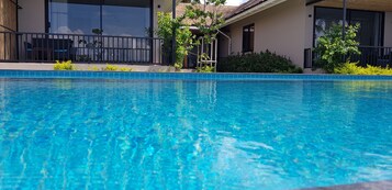 Una piscina al aire libre