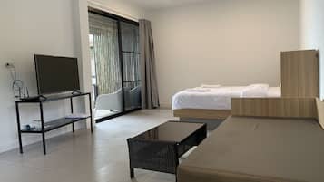 Deluxe Double Room with Sea View | In-room safe, desk, free WiFi, bed sheets