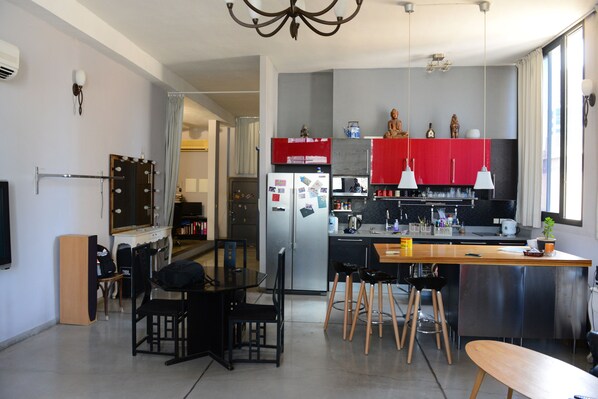 Căn hộ Grand, 1 giường cỡ queen, không hút thuốc | Khu phòng khách | TV màn hình phẳng 50-inch có truyền hình vệ tinh, TV, đầu đĩa DVD 