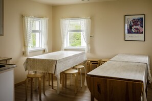 冰箱、微波炉（如有要求）、烤箱、炉灶