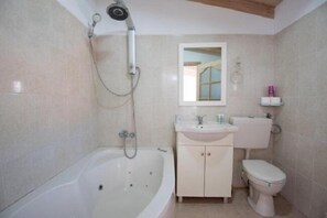 Premium Studio, Non Smoking, Jetted Tub | Bathroom | Jetted tub, rainfall showerhead, free toiletries, towels