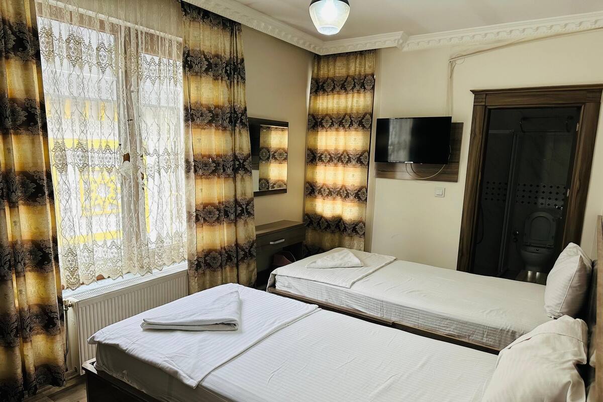 Minibar, espacio para trabajar con un portátil, cortinas opacas