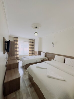 Minibar, espacio para trabajar con laptop y cortinas blackout 