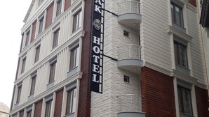 A multi-story building with a sign for the Toprak Hotel. -  Van Toprak Hotel (Van)