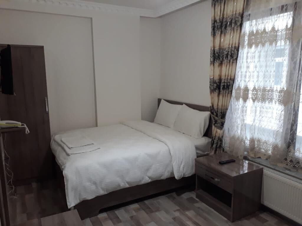 single room, 1 large single bed, non smoking | minibar, laptop workspace, blackout curtains, soundproofing