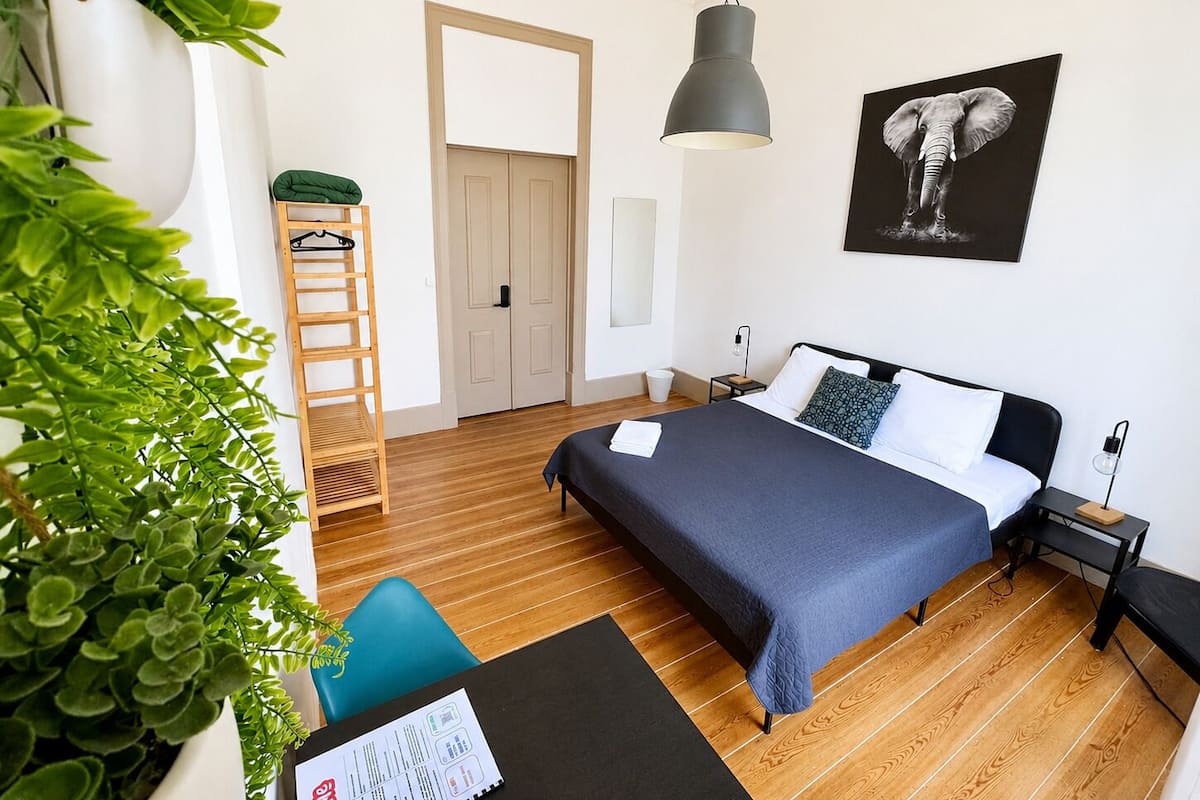 Chambre Double Confort, 1 grand lit, salle de bains commune, vue ville | Literie hypoallergénique, matelas mémoire de forme, Wi-Fi gratuit