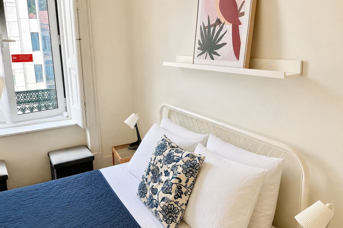 Chambre Double Économique, 1 lit double, salle de bains commune, vue ville | Literie hypoallergénique, matelas mémoire de forme, Wi-Fi gratuit