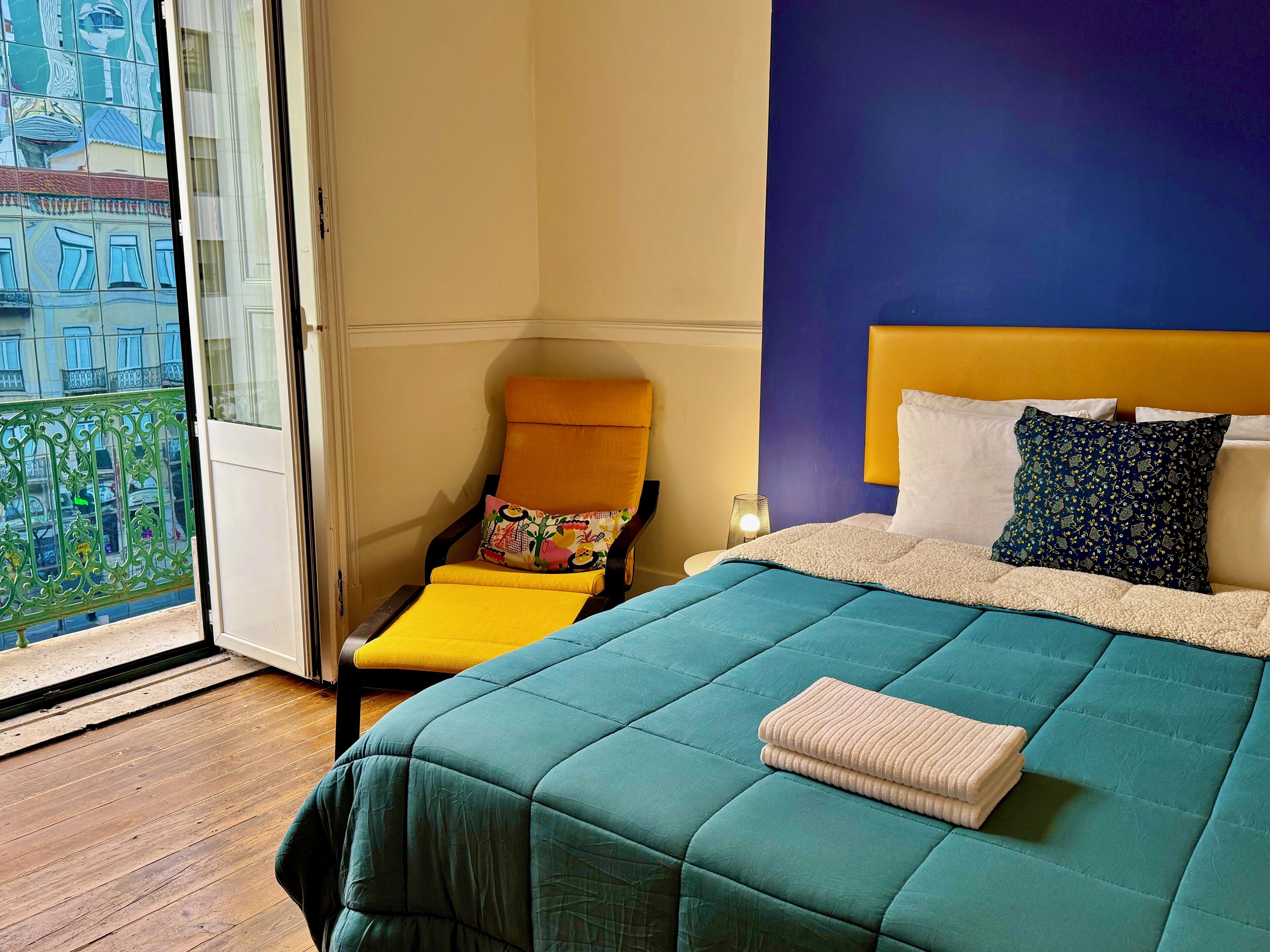 コンフォート ダブルルーム クイーンベッド 1 台 共用バスルーム シティビュー | 低刺激性寝具、低反発ベッド、WiFi (無料)、ベッドシーツ