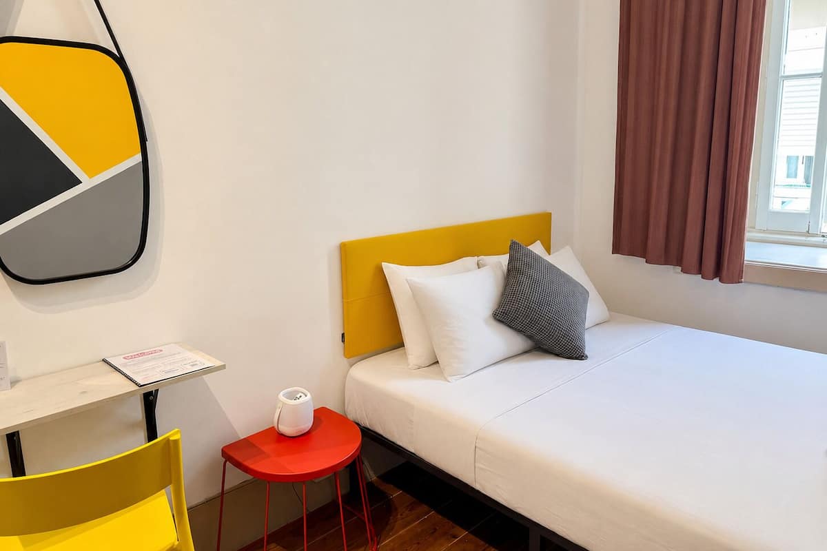 Chambre Double Économique, 1 lit double, salle de bains commune, vue cour intérieure | Literie hypoallergénique, matelas mémoire de forme, Wi-Fi gratuit