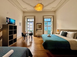 Habitación doble superior | Ropa de cama hipoalergénica, camas con efecto memoria y wifi gratis