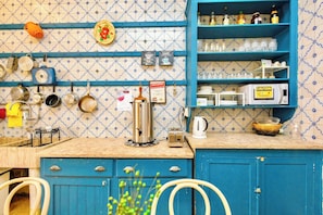 Full-sized fridge, microwave, oven, cookware/dishes/utensils