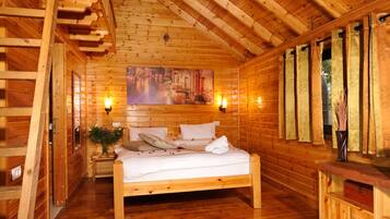 Gallery Cabin, Non Smoking, Mountain View | Soundproofing, iron/ironing board, free cribs/infant beds, rollaway beds