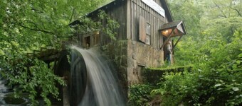 Affordable Cute Clean, Close to downtown, hikes, falls, fishing, rafting