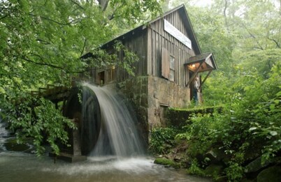 Affordable Cute Clean, Close to downtown, hikes, falls, fishing, rafting