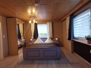 Cortinas blackout, wifi gratis y ropa de cama
