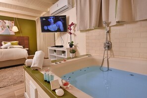Family Suite, Multiple Beds, Non Smoking | Jetted bathtub