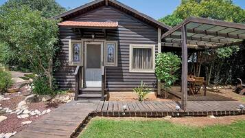 Superior Cabin, 1 Queen Bed, Non Smoking | Free cribs/infant beds, rollaway beds, free WiFi, bed sheets
