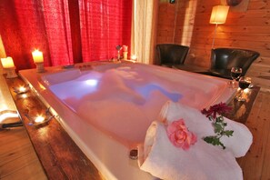 Cabin, 1 Queen Bed, Non Smoking | Jetted bathtub