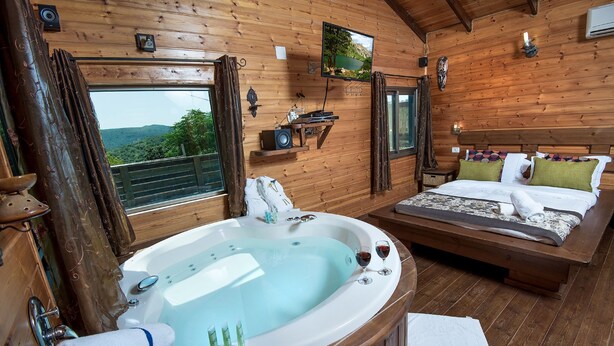 Deluxe Cabin, 1 Queen Bed, Non Smoking | Jetted tub - SOL Suite In The Village (Ma'ale Yosef)