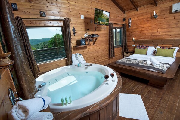 Deluxe Cabin, 1 Queen Bed, Non Smoking | Jetted bathtub